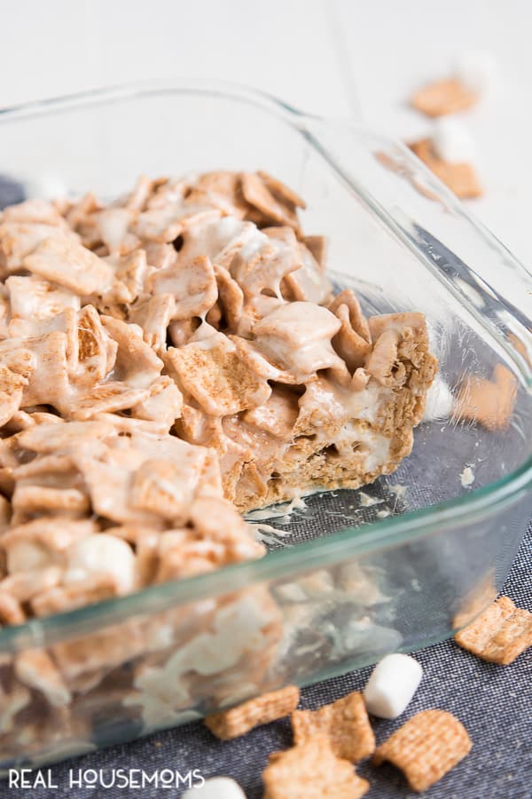It takes less than ten minutes to whip up these CINNAMON TOAST CRUNCH BARS that are sure to be your new favorite treat!