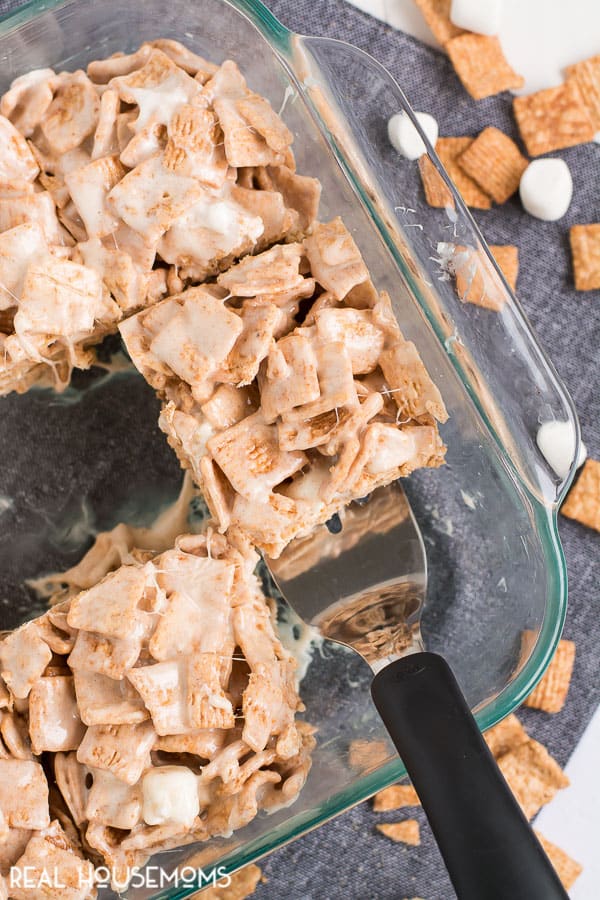 It takes less than ten minutes to whip up these CINNAMON TOAST CRUNCH BARS that are sure to be your new favorite treat!