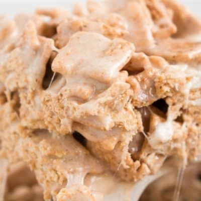 It takes less than ten minutes to whip up these CINNAMON TOAST CRUNCH BARS that are sure to be your new favorite treat!