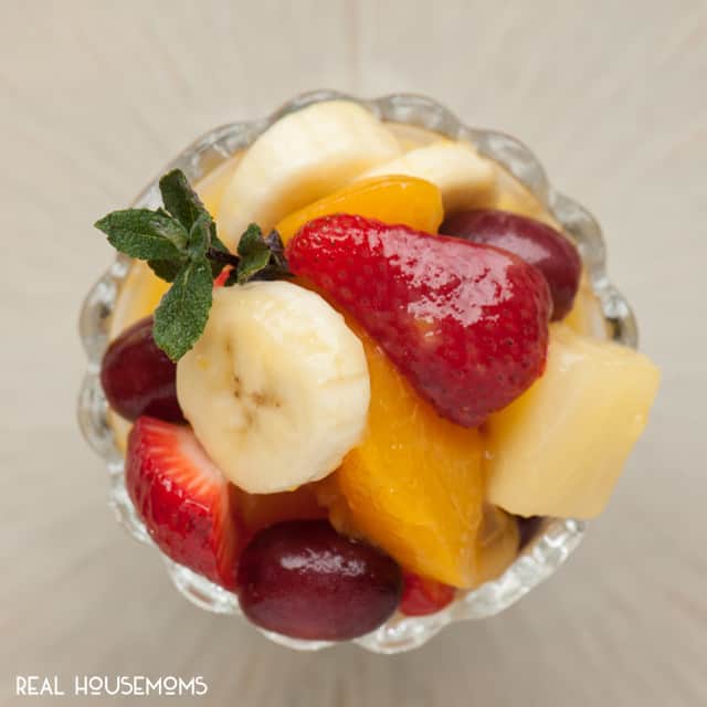 If you're looking for an easy side dish that can feed a crowd, you must make this CREAMY FRUIT SALAD made with instant vanilla pudding and a ton of fruit!