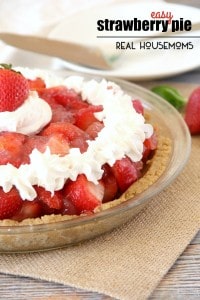 Summer picnics aren't complete without this EASY STRAWBERRY PIE recipe!