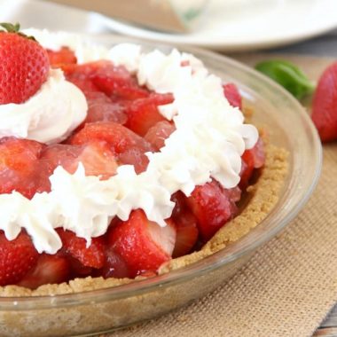 Summer picnics aren't complete without this EASY STRAWBERRY PIE recipe!