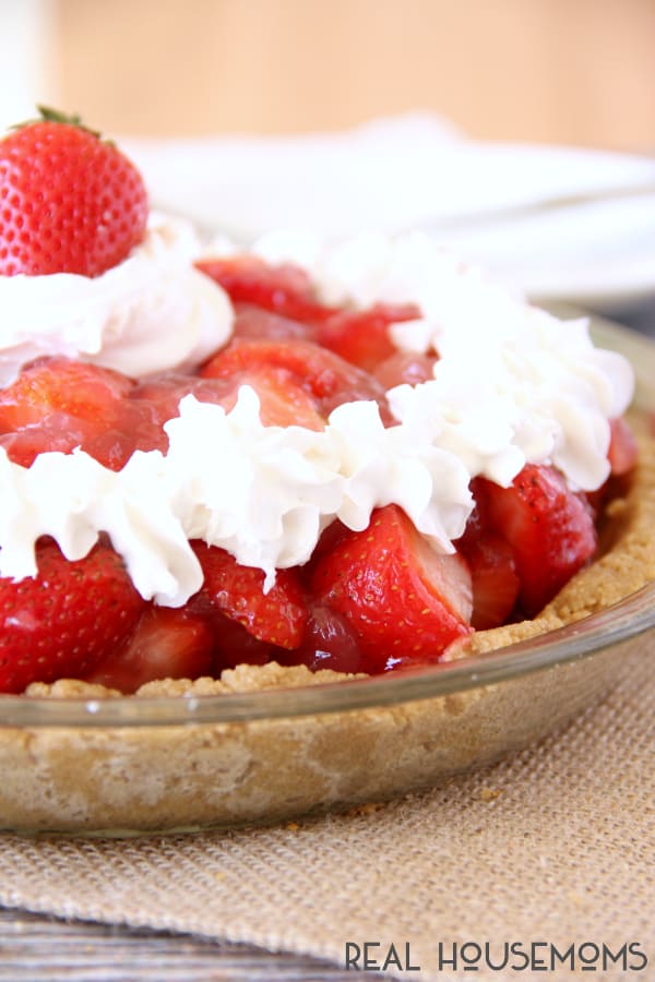 Summer picnics aren't complete without this EASY STRAWBERRY PIE recipe.