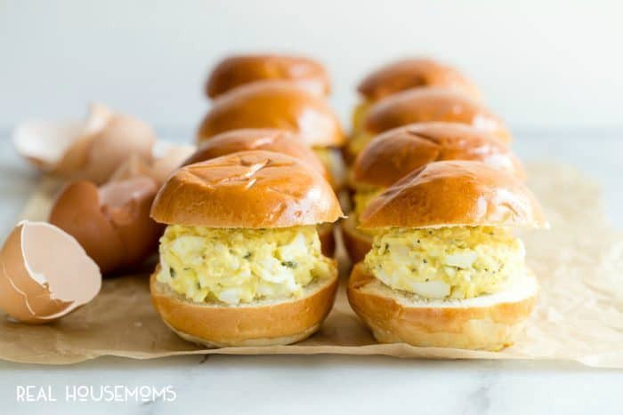 These EASY MINI EGG SALAD SLIDERS use a 3-ingredient egg salad for a bite that's perfect for summer bbq parties or picnics in the park. Everyone loves a good egg salad!