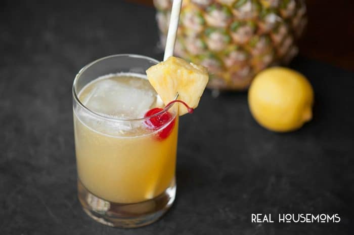 Acest HAWAIIAN STONE SOUR acidulat, preparat cu whisky și suc de ananas, vă va face să vă strâmbați gura în timp ce visați cu ochii deschiși la relaxarea pe o plajă tropicală!