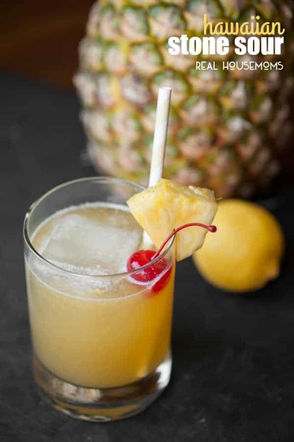 Denna syrliga HAWAIIAN STONE SOUR, gjord på whiskey och ananasjuice, får din mun att rynka på näsan medan du dagdrömmer om att koppla av på en tropisk strand!