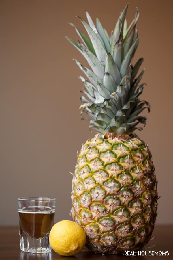 Questo aspro HAWAIIAN STONE SOUR, fatto con whiskey e succo d'ananas, vi farà venire l'acquolina in bocca mentre sognate di rilassarvi su una spiaggia tropicale!
