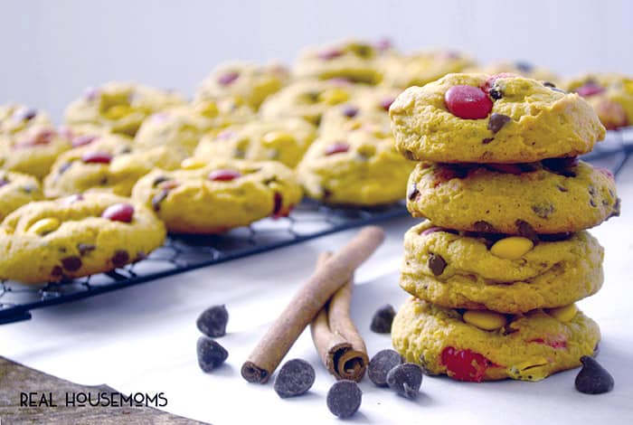 PUMPKIN M&M CHOCOLATE CHIP COOKIES are the perfect fall bite! Pumpkin spice and chocolate meld together into cookie bliss!