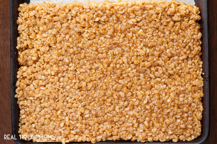 Transform a favorite classic dessert into a fall favorite by making these super chewy and sweet PUMPKIN SPICE RICE KRISPY TREATS!