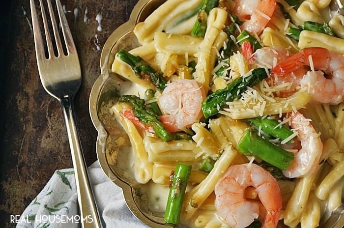 SHRIMP AND ASPARAGUS PASTA is a decadent bowl of cheesy goodness that's a one pot pasta you could be eating in a little more than 30 minutes!!