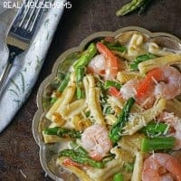 SHRIMP AND ASPARAGUS PASTA is a decadent bowl of cheesy goodness that's a one pot pasta you could be eating in a little more than 30 minutes!!