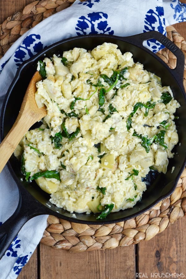 This SPINACH ARTICHOKE SCRAMBLE is a quick & easy breakfast PACKED with flavor!!