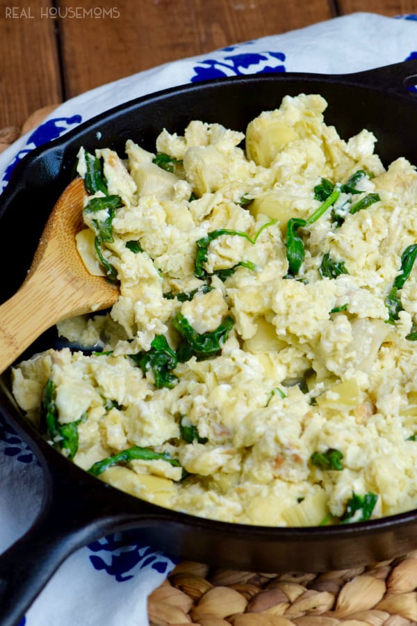 This SPINACH ARTICHOKE SCRAMBLE is a quick & easy breakfast PACKED with flavor!!