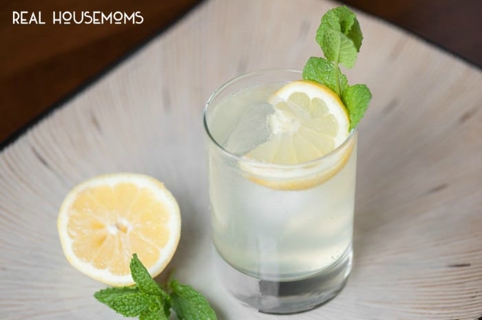 Sit back, relax, and beat the heat by enjoying a refreshing SUMMER VODKA FIZZ made with mint simple syrup, lemon, club soda, and vodka!