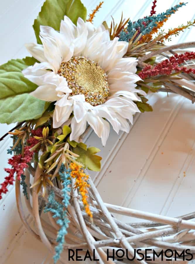 It's a new season and that means it's time to update your decor with this super simple 15 MINUTE FALL WREATH!